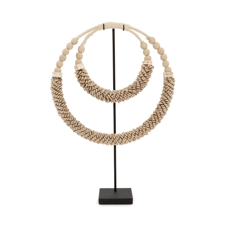 De Dubbele Schelpenketting Op Standaard - Naturel