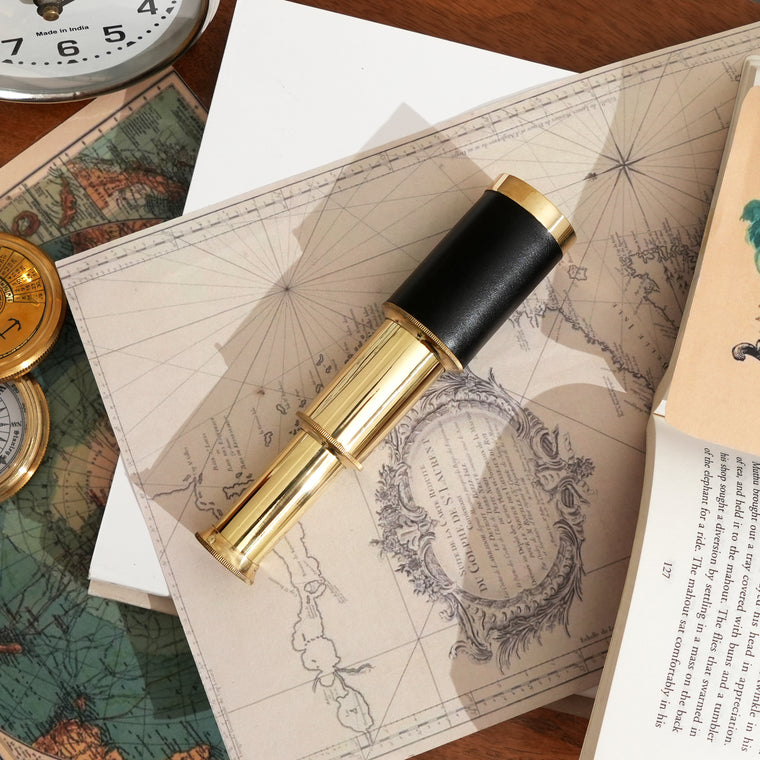 Télescope Vintage en Laiton avec Poignée en Cuir et Coffret en Bois | Or et Noir