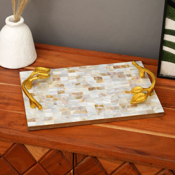 Plateau en résine Nacre avec poignées en feuilles d'or | Décoration de Luxe