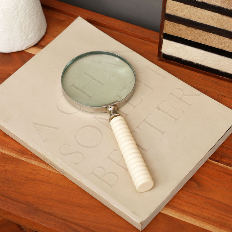 Loupe de style vintage avec manche en résine sculptée | Blanc