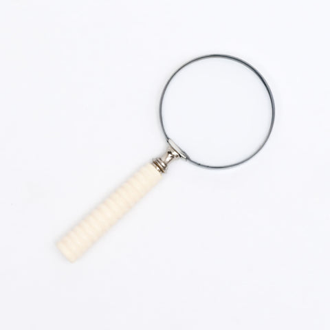 Loupe de style vintage avec manche en résine sculptée | Blanc