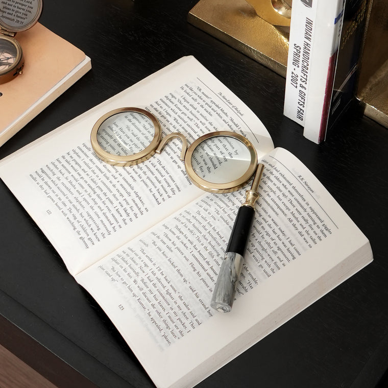 Loupe binoculaire de style antique avec finition dorée