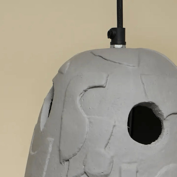 Suspension Petros – Luminaire suspendu artisanal en papier mâché gris moderne
