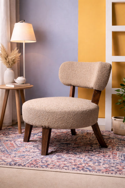 Moderne gestoffeerde loungestoel met houten poten