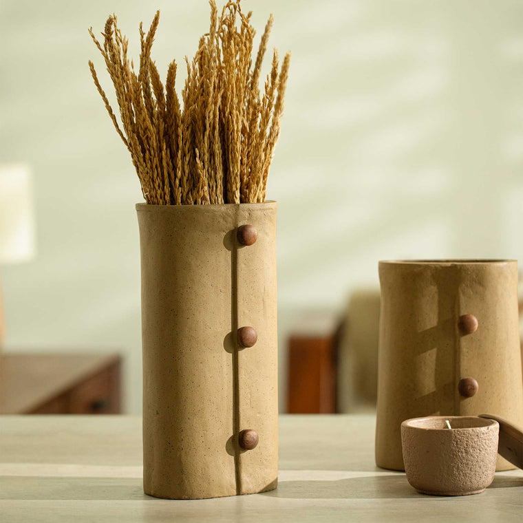 Niraan Hoge Handgemaakte Ecomix Vaas met Houten Kralen - Duurzame Moderne Woondecoratie