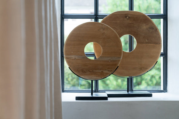 De Teak Schijf op Standaard - M